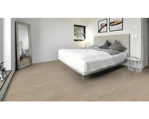 Heller Schlafzimmerraum mit Bett, Spiegel und hellem Holzboden