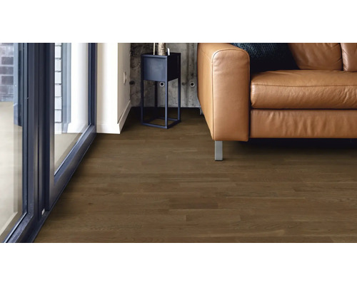 Wohnzimmer mit Holzfußboden und Ledersofa