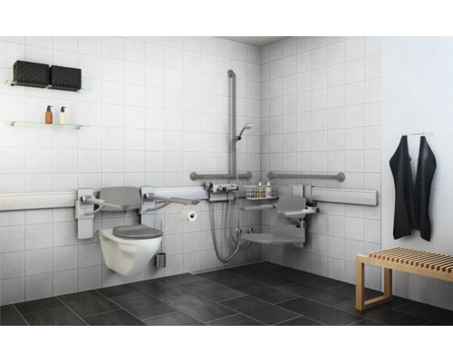 Badezimmer mit barrierefreier Dusche, Toilette und Haltegriffen für erhöhte Sicherheit