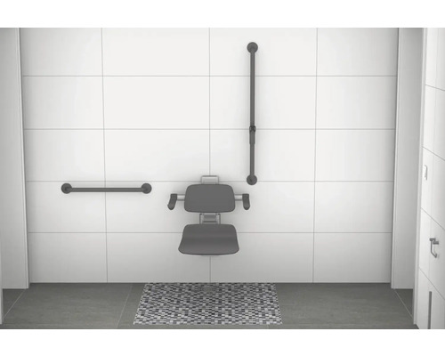 Barrierefreies Duschbad mit Duschsitz und Haltegriffen.