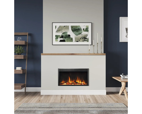 Elektrischer Kamin in einem Wohnzimmer mit Kunstwerken und Holzregal