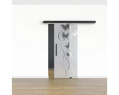 Schiebetür aus Glas mit Schmetterlingsmuster in einem hellen Raum