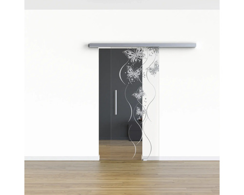 Schiebetür aus Glas mit Schmetterlingsmotiv in einem hellen Raum.