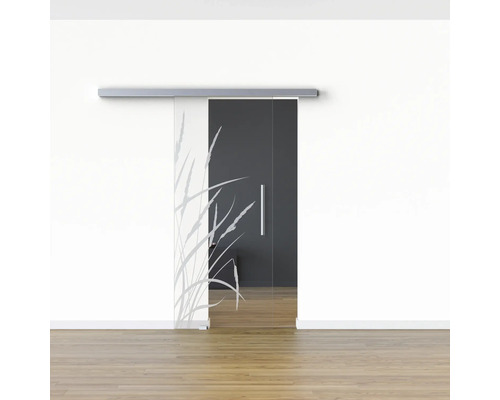 Raumansicht mit Glasschiebetür und Gräser-Motiv