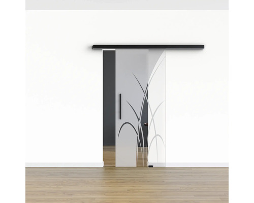 Glasschiebetür mit Pflanzenmuster vor einer weißen Wand