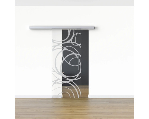 Glasschiebetür mit Muster vor einer Wand