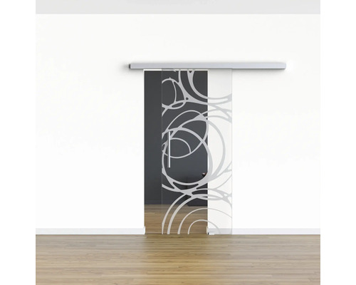 Glasschiebetür mit Ornamenten vor einer weißen Wand