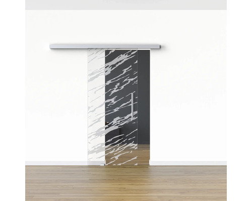 Schiebetür aus Glas mit Muster und Griff in einem hellen Raum