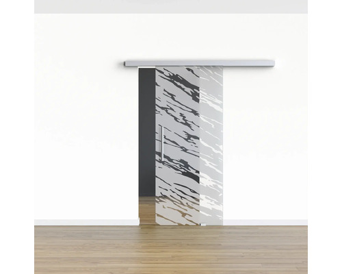 Schiebetür mit Designmuster in einem Raum.