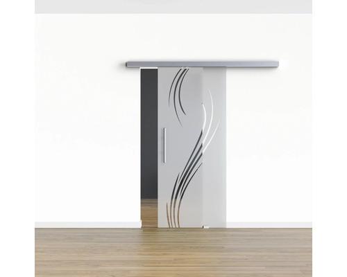 Geöffnete Glasschiebetür mit Dekor und Griff