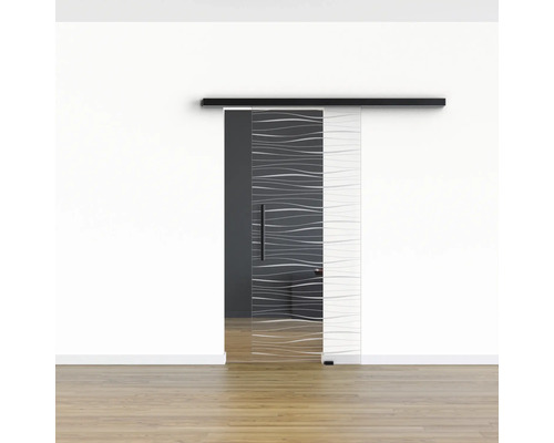 Schiebetür aus Glas mit linearem Design vor einer weißen Wand