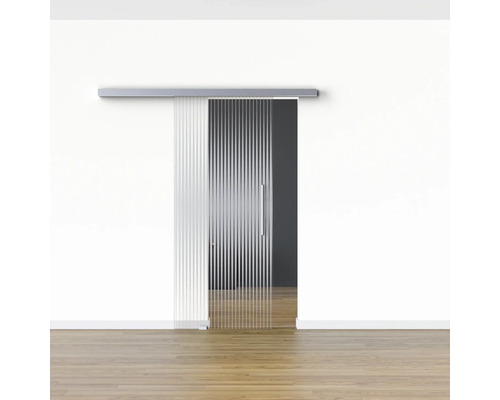 Schiebetür aus Glas mit Griff und Führungsschiene vor einer weißen Wand