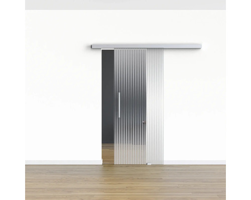 Schiebetür aus Glas mit Rillenstruktur in einem Raum mit Holzboden