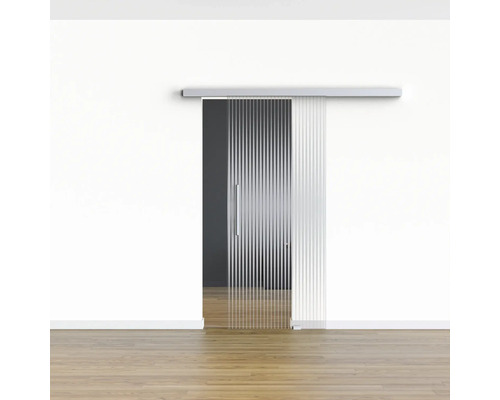 Raumansicht mit Glasschiebetür vor einer weißen Wand