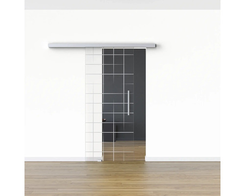 Glasschiebetür mit Griff vor einer weißen Wand und Holzboden