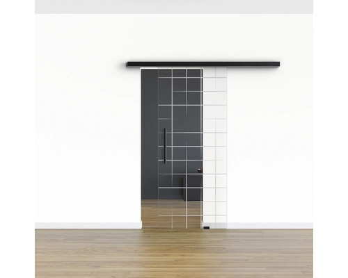 Schiebetür aus Glas mit Gitterdesign vor einer weißen Wand