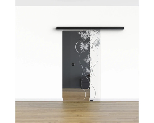 Schiebetür aus Glas mit Schmetterlingsmuster vor einer Wand