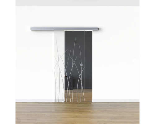 Glasschiebetür mit Grasdekor vor einer weißen Wand