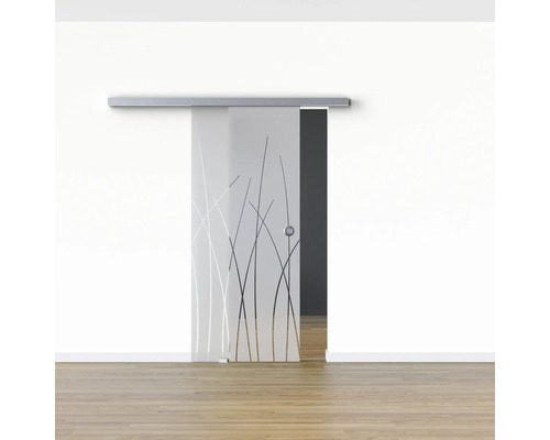 Schiebetür aus Glas mit linearem Design vor einer weißen Wand