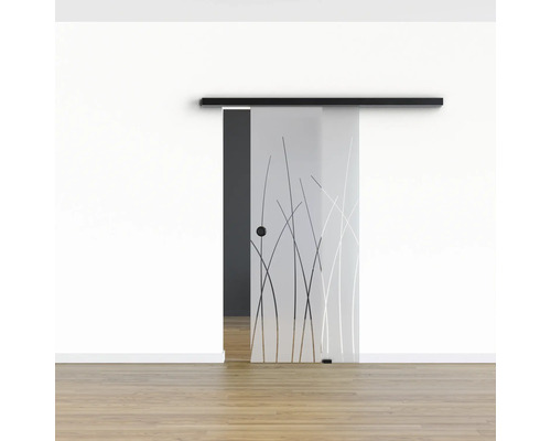 Schiebetür aus Glas mit Pflanzenmuster vor einer weißen Wand