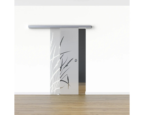 Schiebetür aus Glas mit Gräserdesign vor einer weißen Wand.