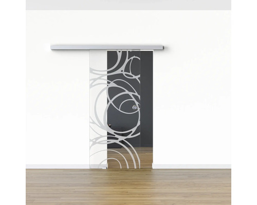 Glasschiebetür mit Muster vor einer Wand