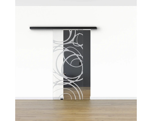 Glasschiebetür mit Muster vor einer weißen Wand