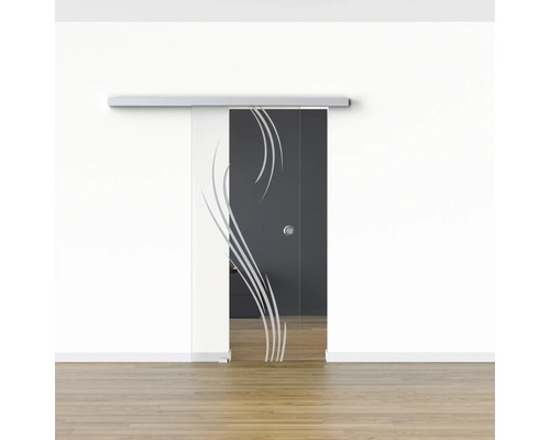 Glasschiebetür mit Dekor vor einer weißen Wand