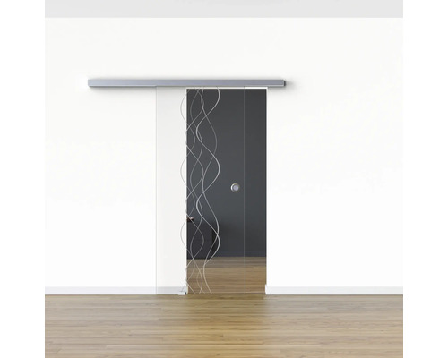 Glasschiebetür mit linearem Dekor vor einer Wand