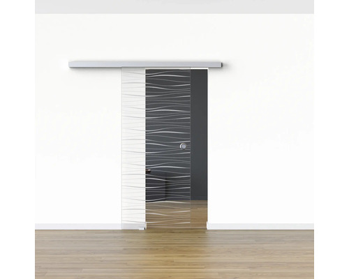 Glasschiebetür mit Streifenmuster vor einer weissen Wand und Holzboden