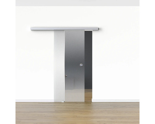 Schiebetür mit Rillenstruktur aus Glas vor weißer Wand