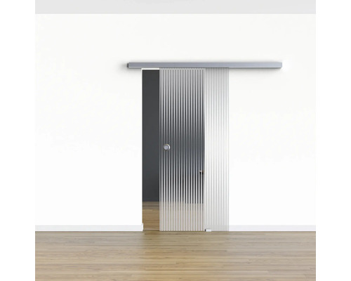 Schiebetür aus Glas mit Rillenstruktur vor einer weißen Wand