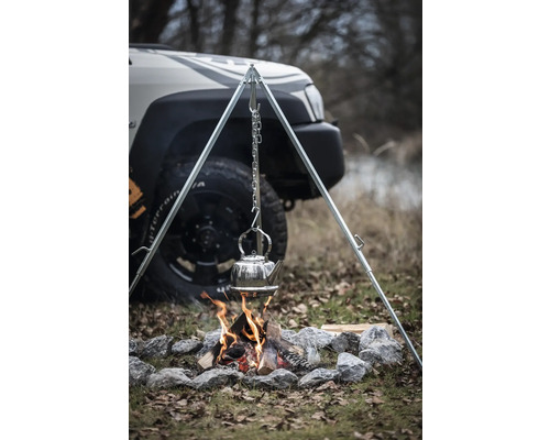 Lagerfeuerstelle mit Dreibein und Teekessel im Freien