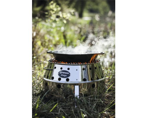 Petromax Atago Grill mit Feuer und gusseiserner Pfanne im Freien