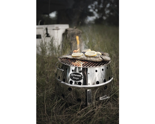 Petromax Atago Grill mit Fisch und Zitronenscheiben im Aussenbereich