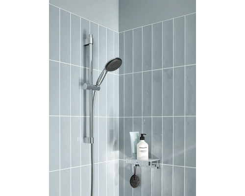 Duschkopf und Duschstange im Badezimmer mit Ablage und Pflegeprodukten