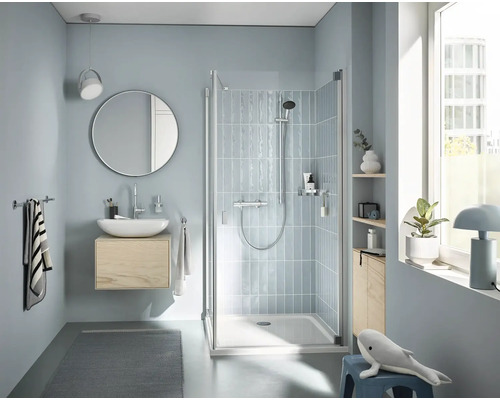 Badezimmer mit Dusche, Waschtisch, Spiegel und Dekoration