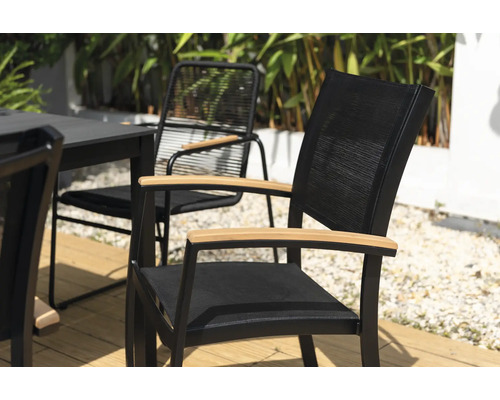 Gartenszene mit Stühlen aus Metall und Holz