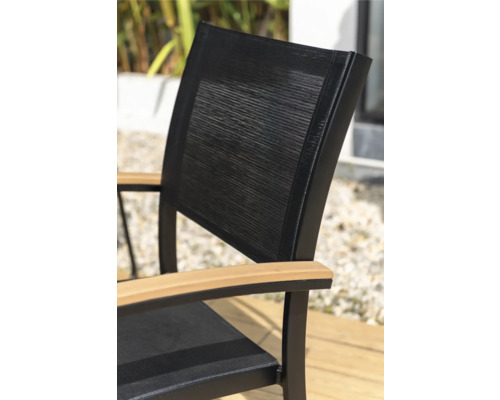Detailansicht eines Gartenstuhls mit Textilbespannung und Armlehnen aus Holz