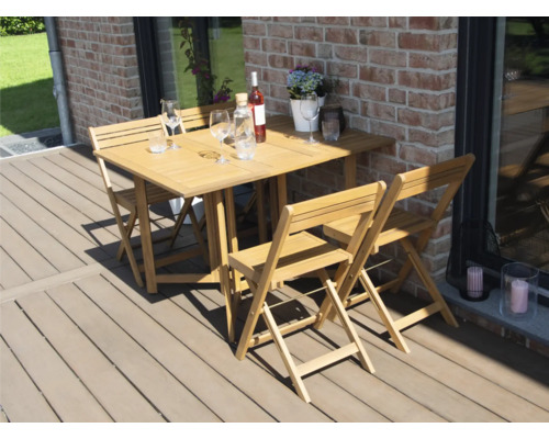 Gartensitzgruppe mit Holztisch und vier Holzklappstühlen auf einer Terrasse