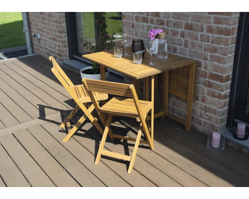 Gartenszene mit Holztisch und zwei Holzstühlen auf einer Terrasse