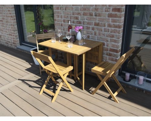 Holztischgruppe mit Klapptisch und Klappstühlen auf einer Terrasse