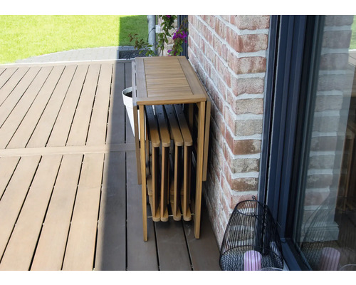 Zusammengeklappter Gartentisch aus Holz auf einer Terrasse