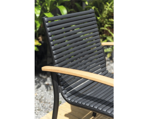 Detailansicht eines schwarzen Gartenstuhls mit Armlehnen aus Holz