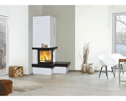 Modernes Wohnzimmer mit Kaminofen, Holzscheitregal und Stühlen.