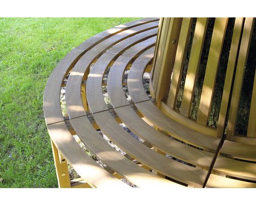 Baumbank aus Holz im Garten