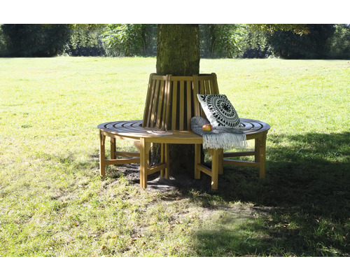 Baumbank aus Holz mit Kissen und Decke im Garten