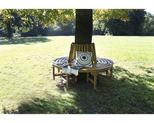 Baumbank aus Holz mit Kissen und Decke im Garten