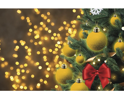 Geschmückter Weihnachtsbaum mit Kugeln und Schleife