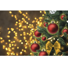Dekorierter Weihnachtsbaum mit Christbaumkugeln, Schleife und Lichtern